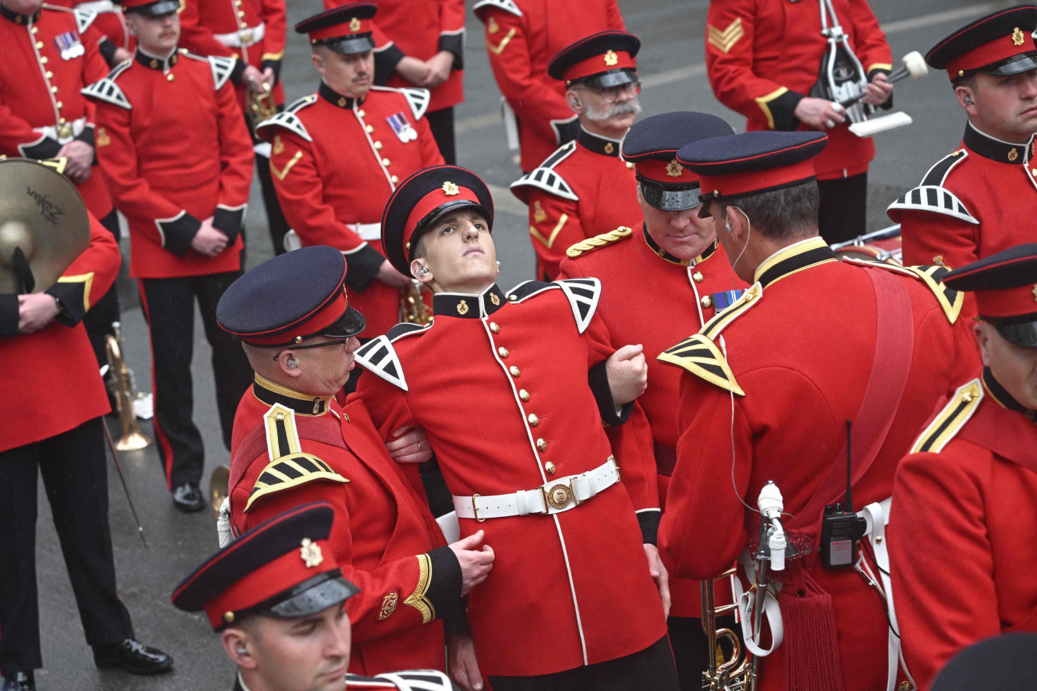 Un músico queda indispuesto durante la 'Procesión del Rey', un viaje de dos kilómetros desde el Palacio de Buckingham hasta la Abadía de Westminster