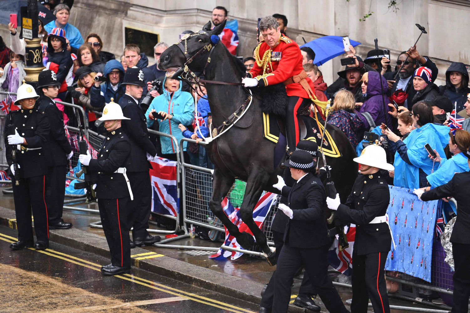 - Un caballo retrocede hacia la multitud durante la Procesión de la Coronación en el centro de Londres