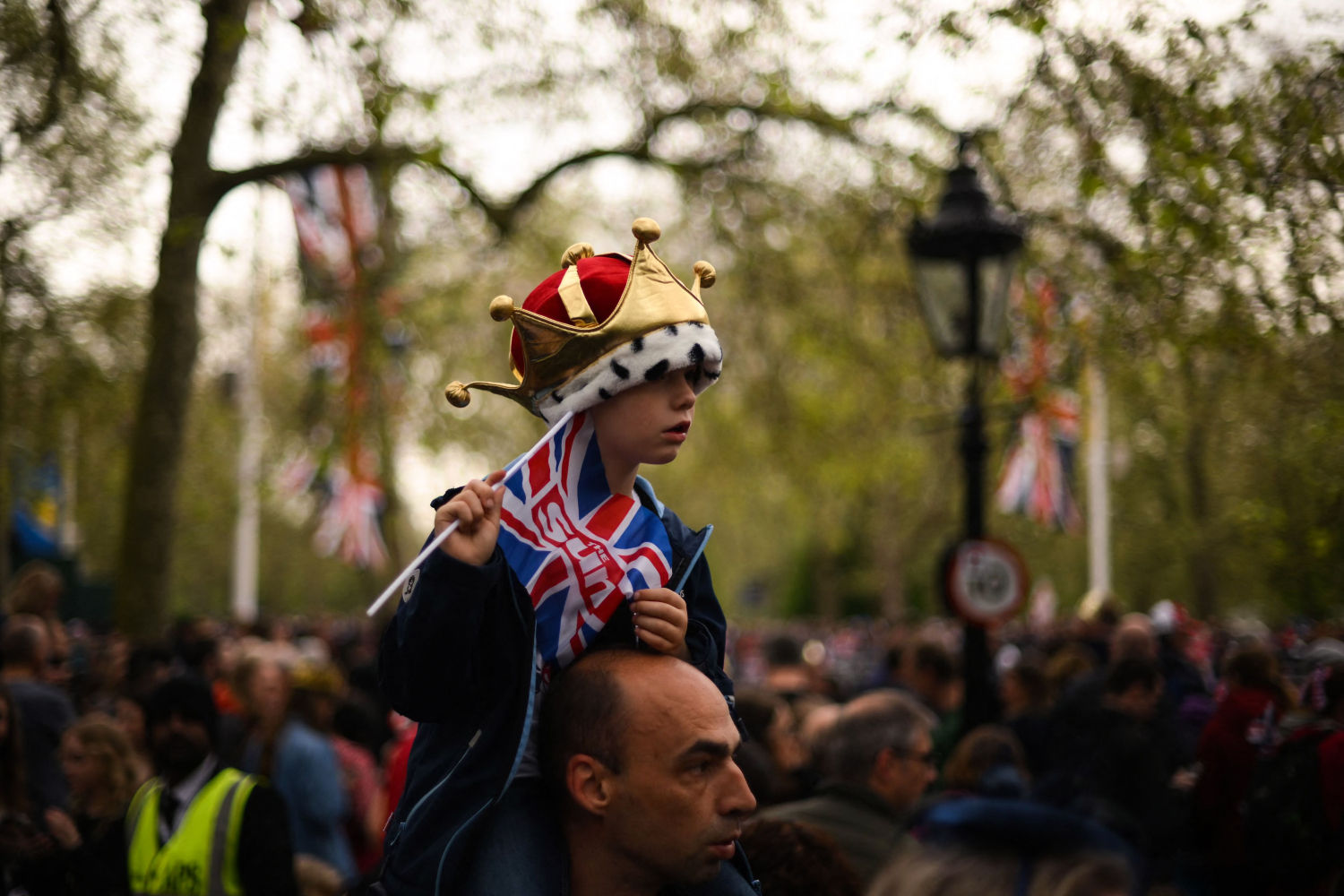 Atuendos entre el público durante la 'Procesión del Rey'