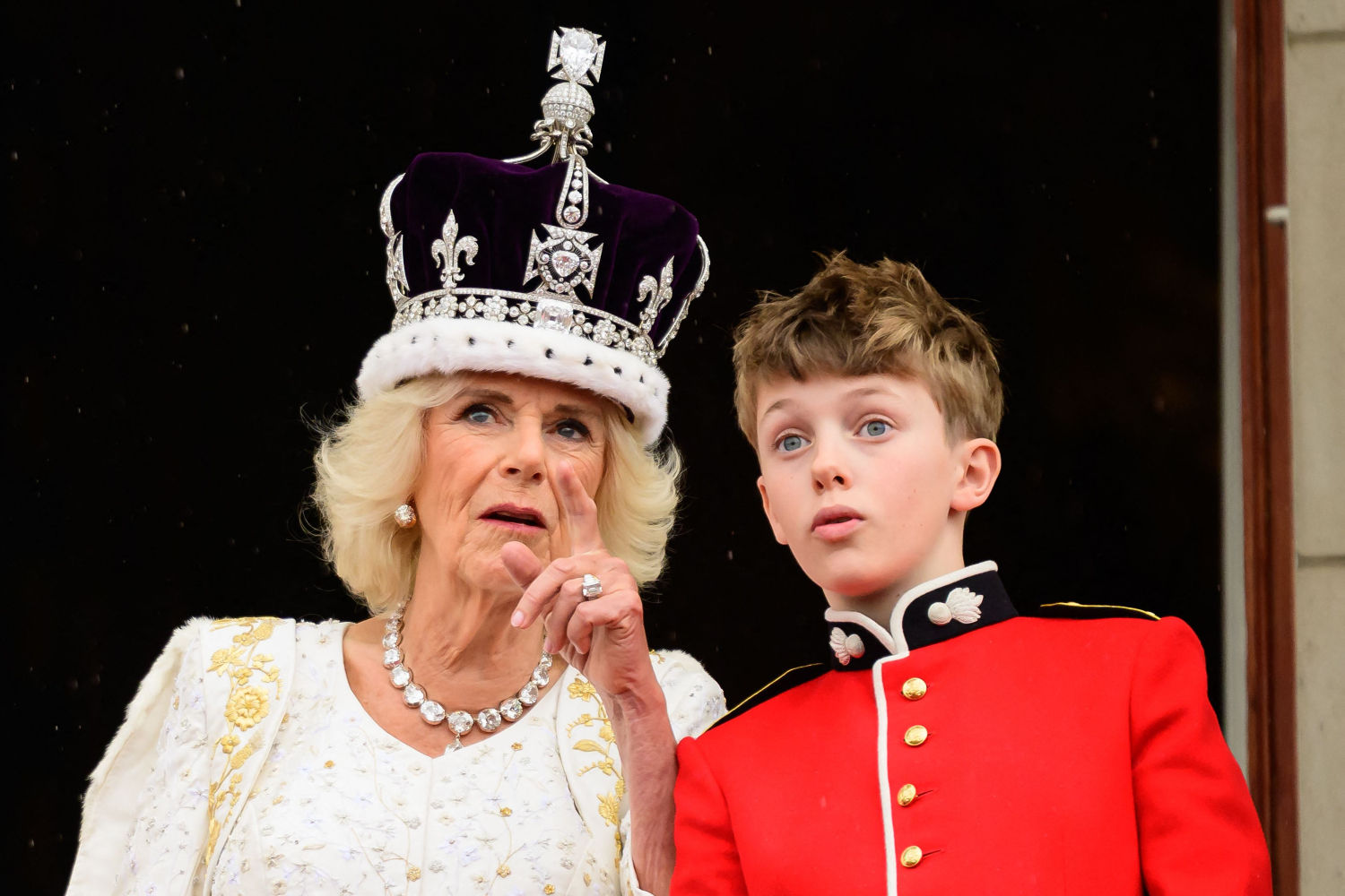 La reina Camilla habla con su nieto Freddy Parker Bowles en el balcón del Palacio de Buckingham