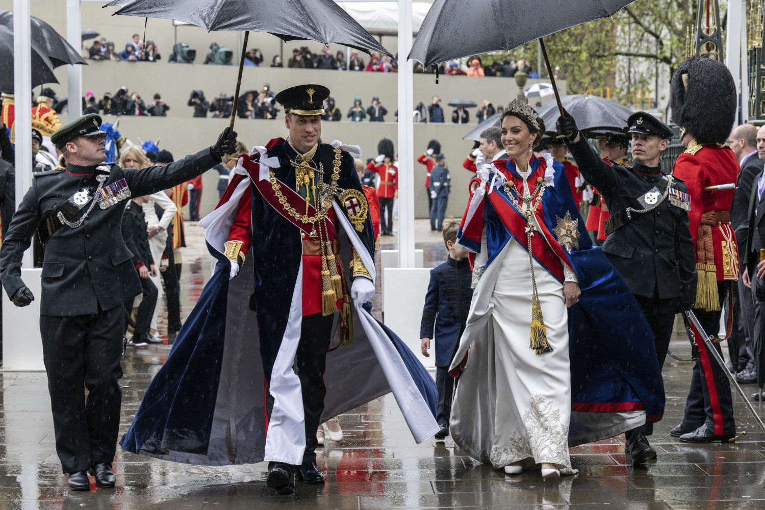 El príncipe Guillermo y Kate, princesa de Gales, salen después de la ceremonia de coronación del rey