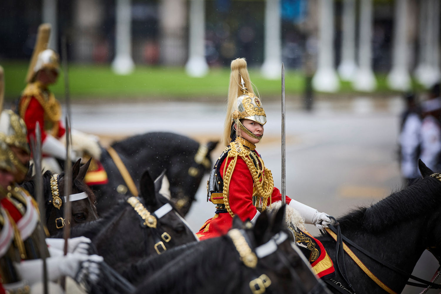 Las tropas reales marchan durante la ceremonia de coronación del rey Carlos y la reina Camila