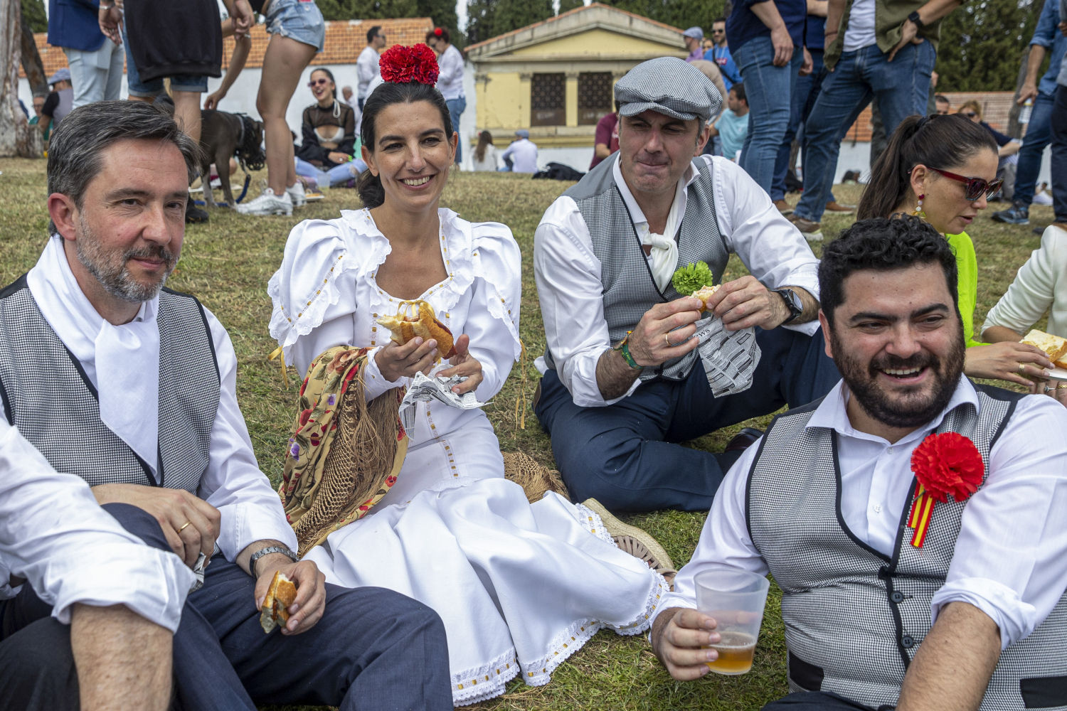 La candidata de Vox a la Presidencia regional de Madrid, Rocío Monasterio (2-i), y su homólogo al Ayuntamiento, Javier Ortega Smith (2-d), este lunes La Pradera de San Isidro con motivo de la celebración de la festividad del Santo
