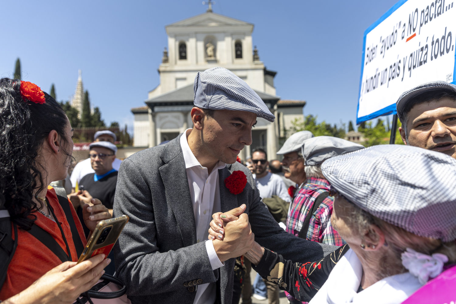 El secretario general del PSOE-M y candidato a la presidencia de la Comunidad de Madrid, Juan Lobato saludando durante su visita este lunes a La Pradera de San Isidro