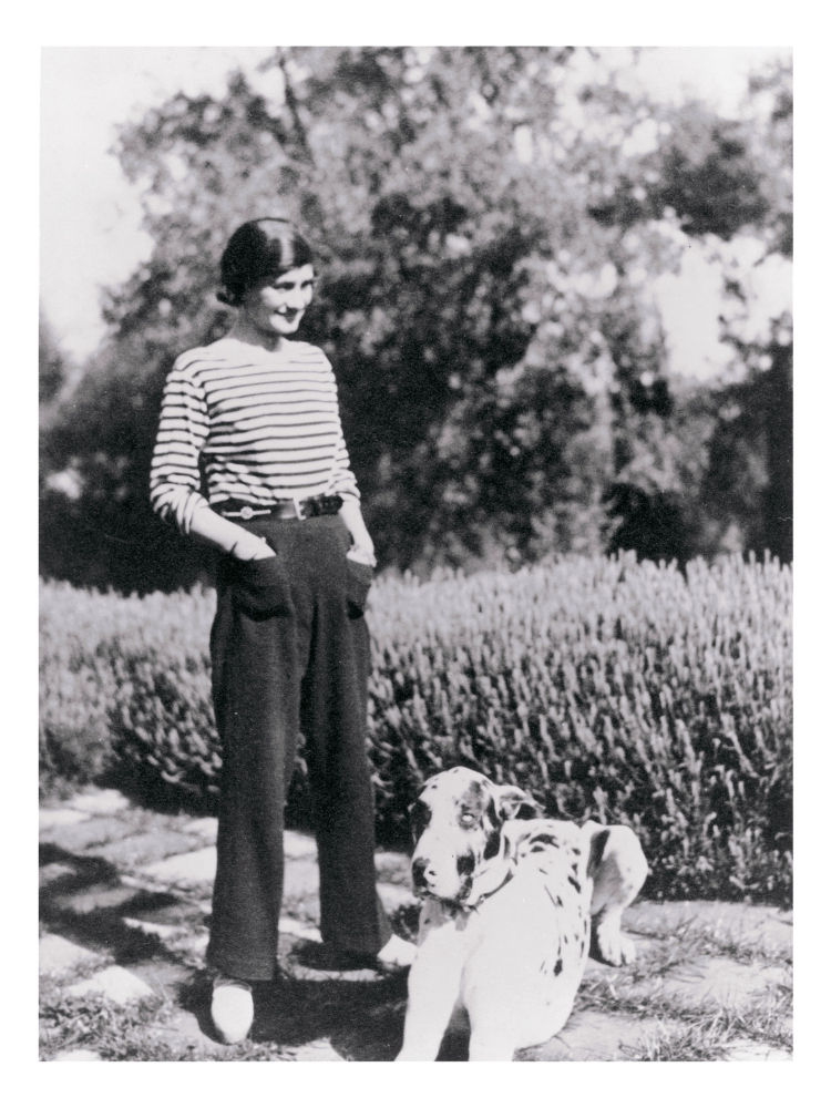 Gabrielle Chanel con una de sus camisetas de rayas en 1928