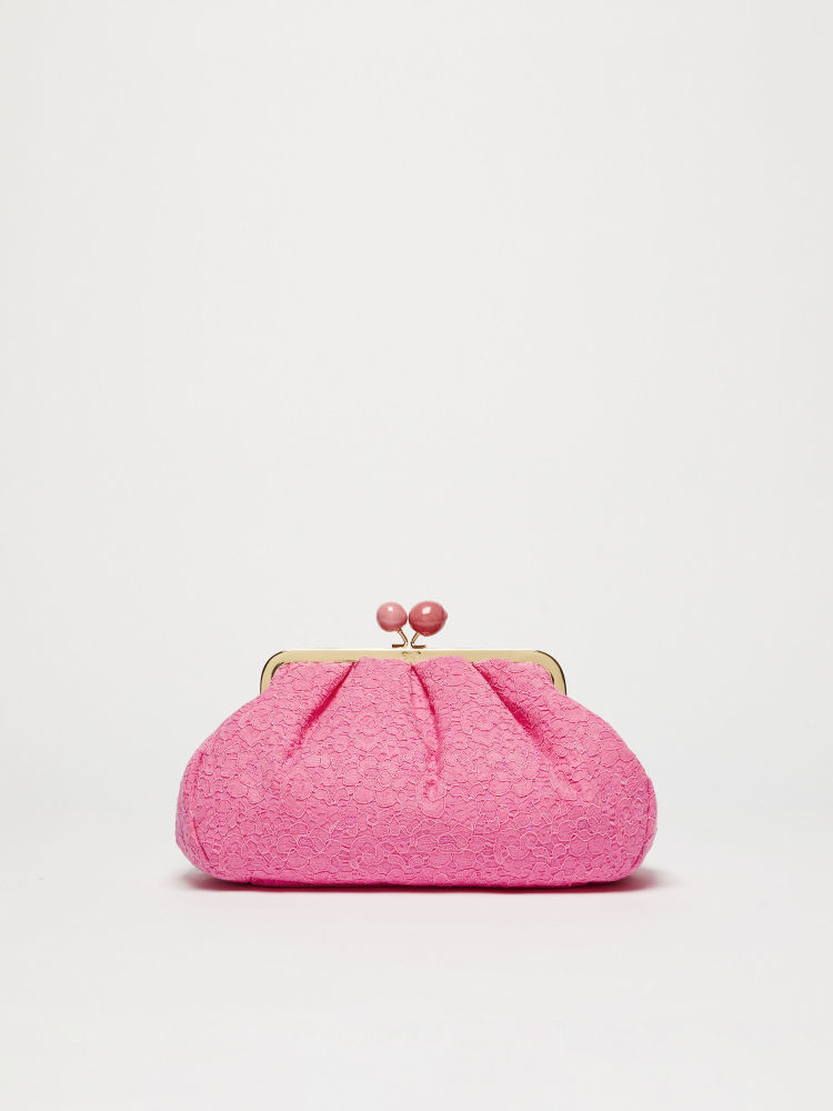 Un delicado Guipur y un cierre con bolas de cerámica esmaltada dan forma a un Pasticcino ligero, refinado y femenino que rinde homenaje a Francia. El encaje es de
Dentelles André Laude, firma establecida en 1850