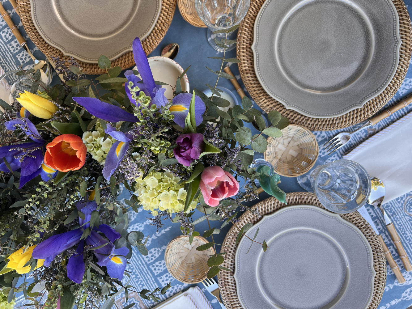 Cayetana Alcrudo recuerda a su madre y su abuela “montando mesas maravillosas. De ellas me viene la pasión por el detalle”. De ahí que creara su propia línea de manteles, servilletas y caminos de mesa que completa con complementos como bajo platos o cubiertos para montar comidas espléndidas