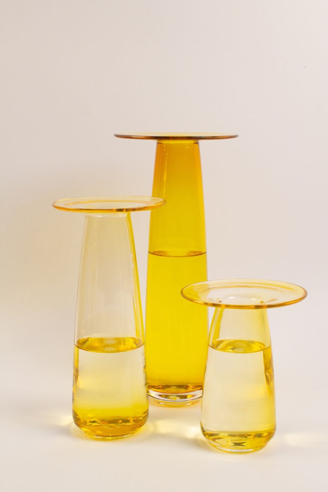 La figura delgada y libre de Don Quijote y la flor del jacinto creciendo en agua inspiran estos jarrones de vidrio soplado en molde de madera, a la usanza de los artesanos de Bohemia. La marca del puntillado en su base garantiza que están hechos totalmente a mano. Están realizados por el artesano del vidrio soplado y diseñador Pròsper Riba Vilardell, heredero de una gran estirpe de artistas