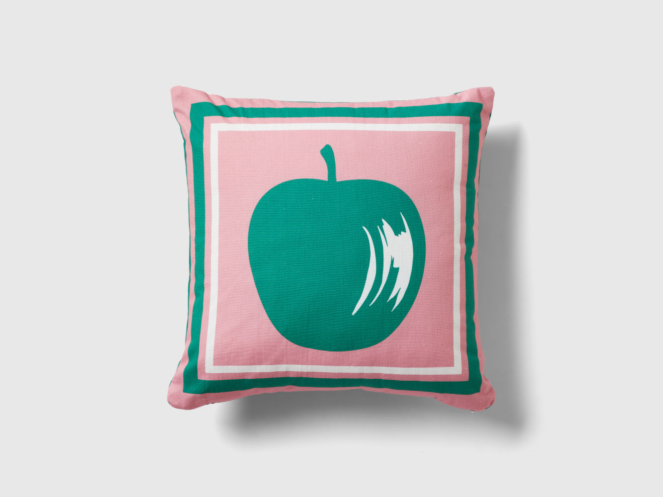 Estampados pop y coloridas manzanas, cerezas y peras llegan a la cocina, el baño y el dormitorio, en platos, tazas, delantales, manteles, individuales, albornoces, toallas, mantas, cojines y ropa de cama. La marca de moda italiana propone un hogar divertido y lleno de energía