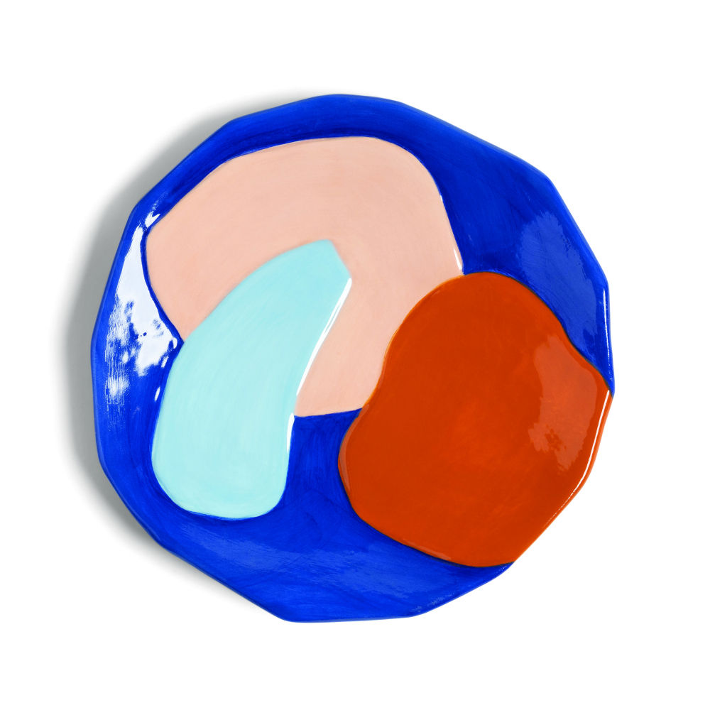 Amarillos, naranjas, azules y verdes refrescantes son opciones ideales para agregar energía y vitalidad a las mesas en verano. Lo último es combinar vajillas con diseños diferentes entre sí o tonos diversos para que destaquen aporten un toque personalizado y único