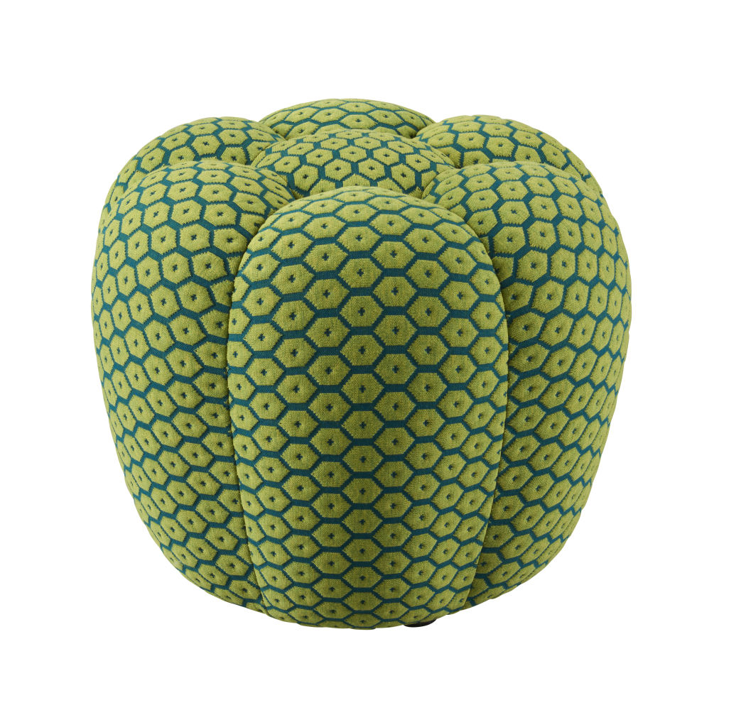 El coqueto puf Apex creado por Sacha Lakic, llega ahora al mercado en su versión para exterior. Está tapizado con un tejido acolchado y su corazón es de espuma de poliuretano bidensidad S/MS y fibras de poliéster, con estructura de ocumé multilaminado