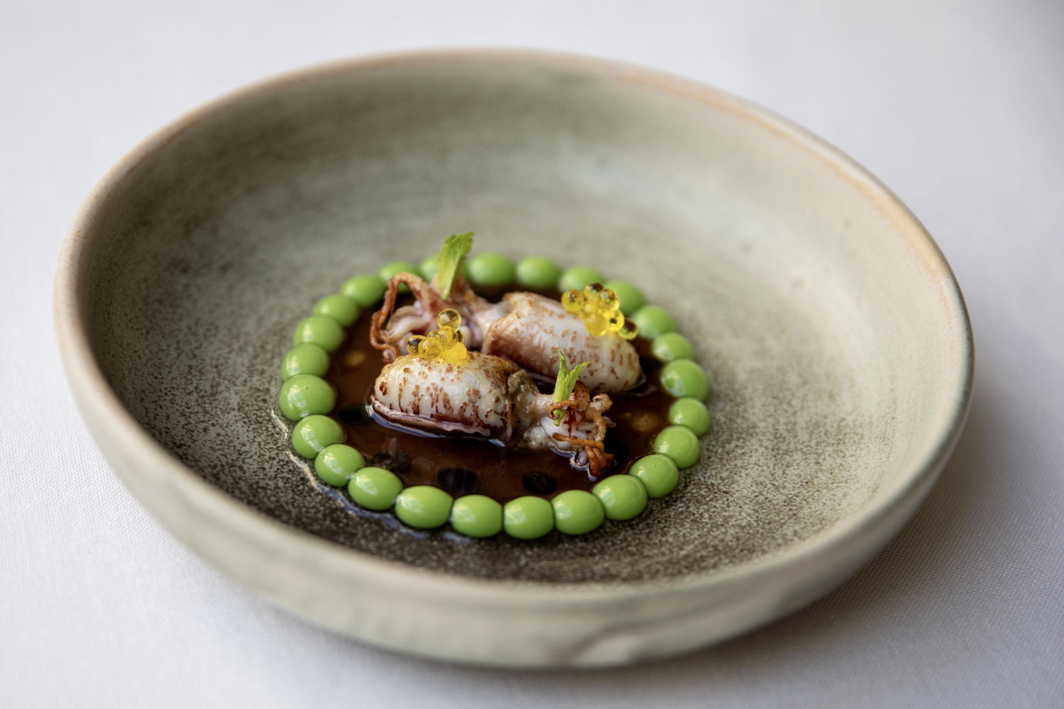 La sepieta con multiesférico de guisantes que sirven en Disfrutar
