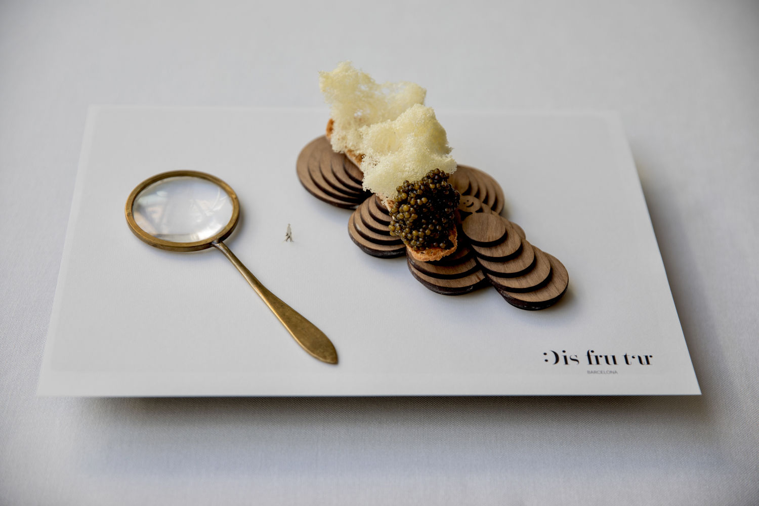 Burbujas sólidas de mantequilla y caviar, otro de los platos del restaurante barcelonés