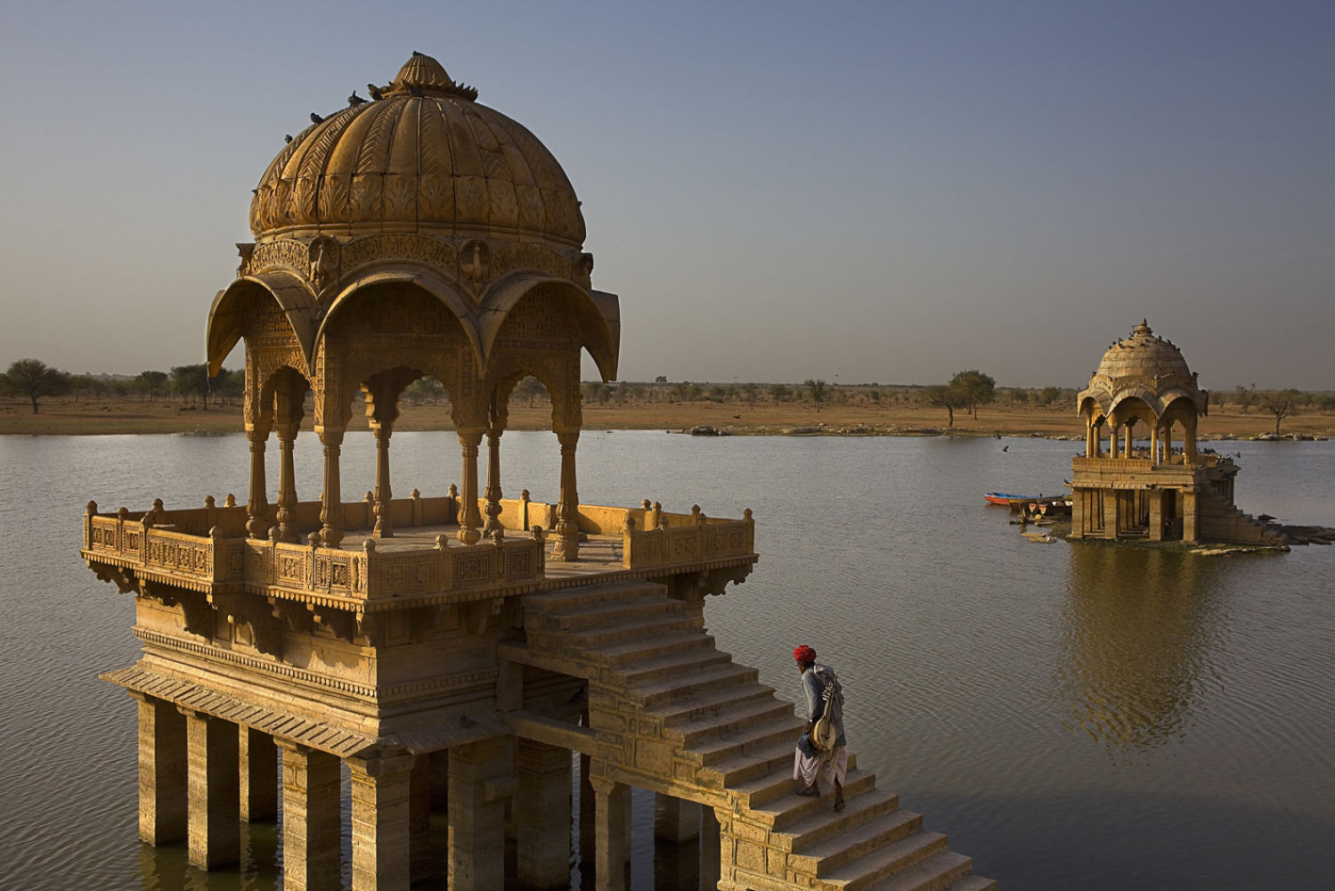Santuarios en Gadi Sagar. El embalse proporcionaba el suministro de agua de la ciudad de Jaisalmer, y está rodeado de pequeños templos y santuarios