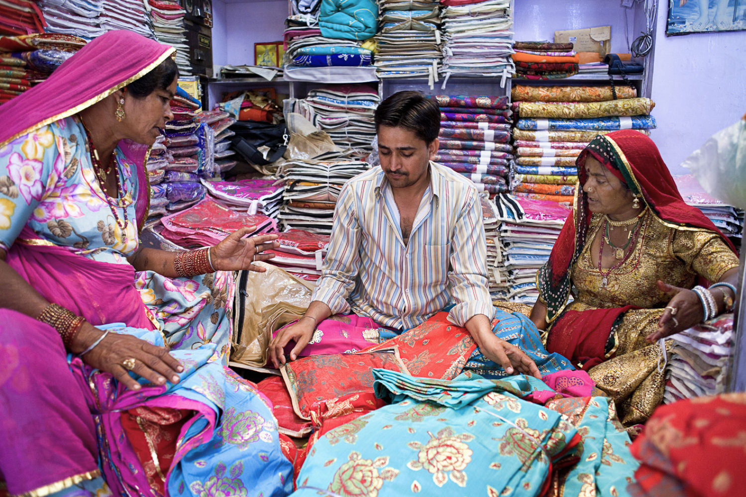 Escena cotidiana de regateo, en el mercado de Sardar, en Jodhpur