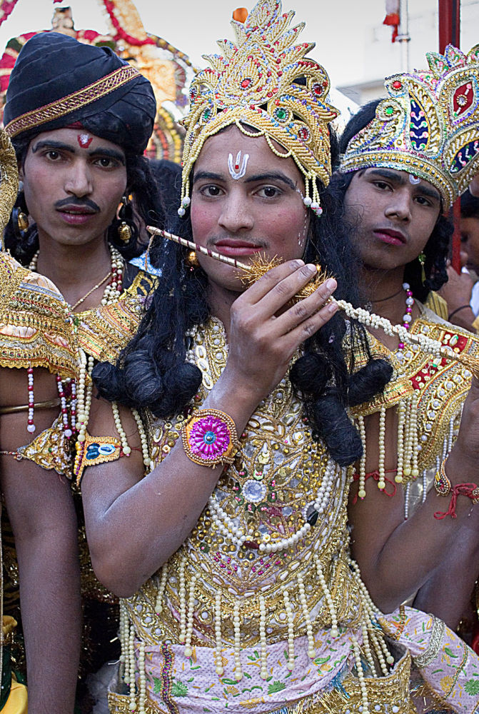 Miembros del pasacalles realizado durante el festival de Gangaur, en Pushkar