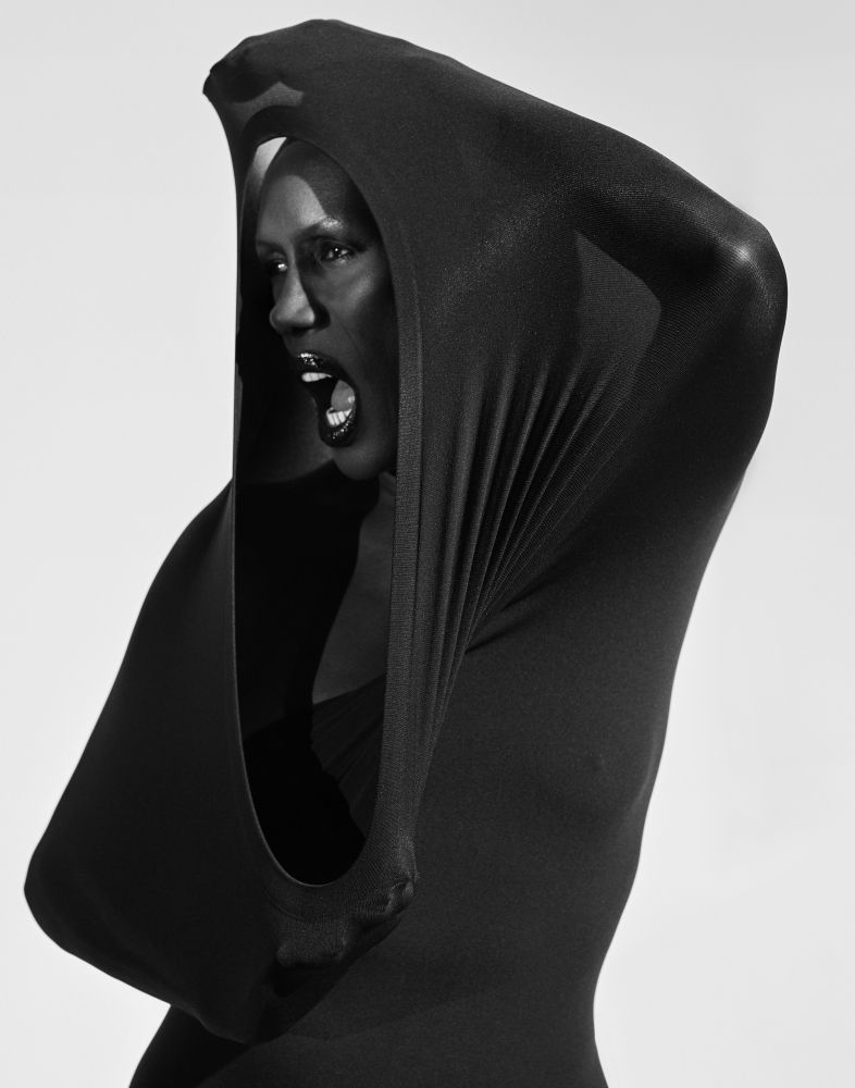 Grace Jones regresa, impresionante, al mundo de la moda a los 74 años como
protagonista de la nueva campaña de la firma de ropa y lencería Wolford, para
la que reinterpreta sus modelos más emblemáticos