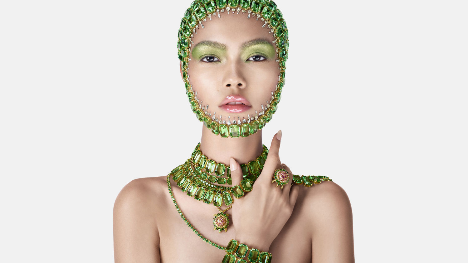 La nueva campaña de Swaroski está inspirada en las habitaciones del palacio Schönbrunn de la reina María Teresa I. Con el título de Metamorphosis, recuerda los murales pintados con fauna y flora exóticas de todo el mundo