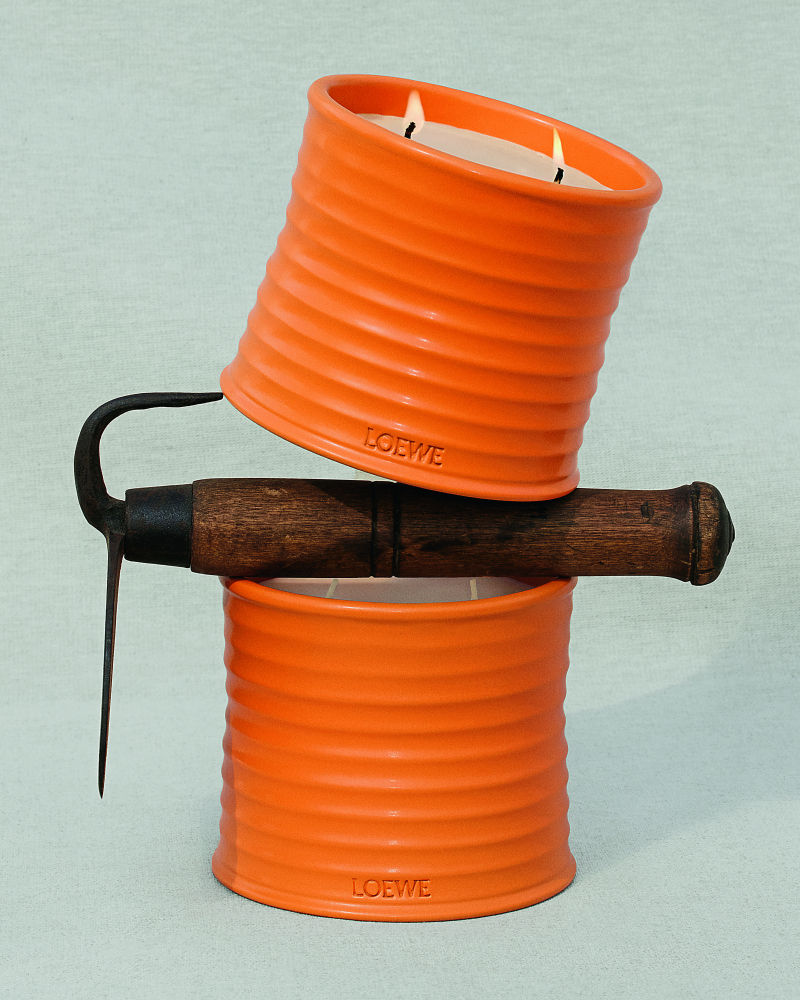 Tres nuevas fragancias se suman a la colección Loewe Home Scents: Orange Blossom, con el aroma floral y meloso de una primavera andaluza, Thyme y Geranium, de exterior y con propiedades antimosquitos