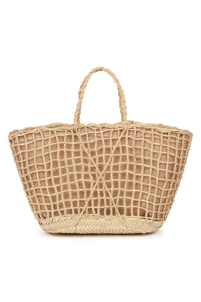 Versión ligera y novedosa del capazo de toda la vida, con asa al hombro y forro de lino. Lo produce una firma que se define como fabricante de moda ética y que apuesta por reciclar, diseñar y fabricar en la Península básicos duraderos en series cortas