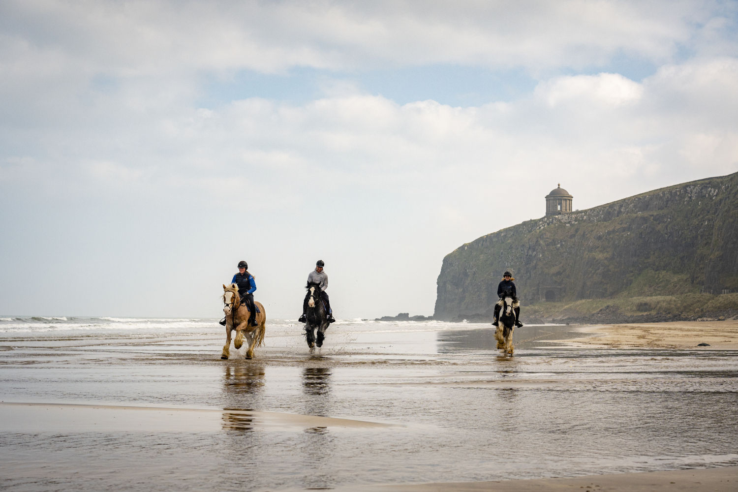 BENONE (Londonderry, Irlanda del Norte). Sus más de 11 km la convierten en una de las playas más extensas del país. Frecuentada por familias y amantes de la naturaleza, es ideal para bañarse, surfear, volar cometas y explorar el entorno de senderos, dunas y cascadas