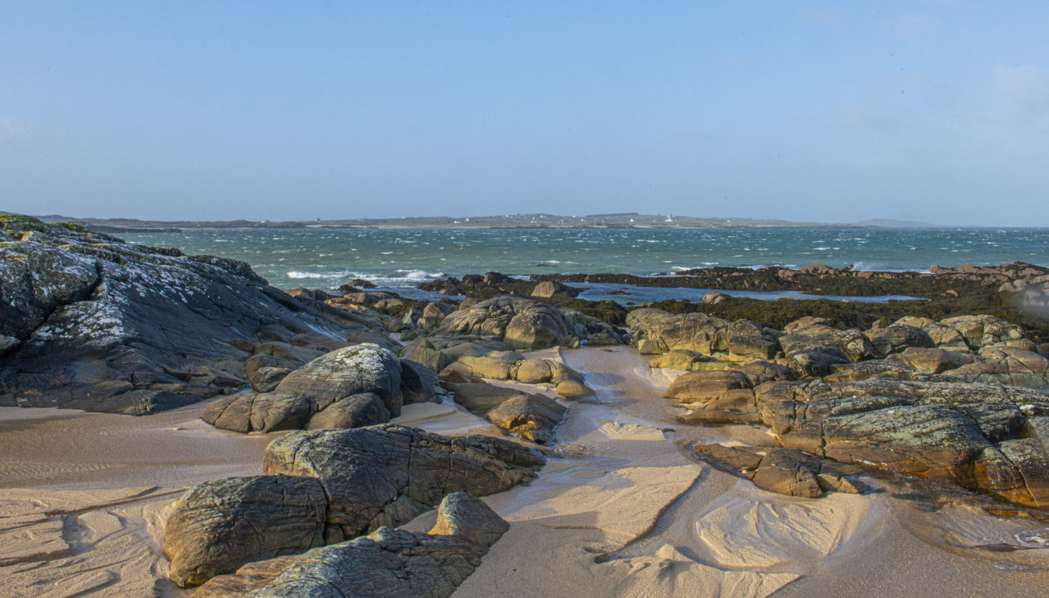 DOG’S BAY (Galway). Protegida del viento y las corrientes, es una de las playas más características de la ‘Wild Atlantic Way’. De aguas turquesas y arena formada por pequeñas conchas, es perfecta para el nado y la práctica del surf y el windsurf