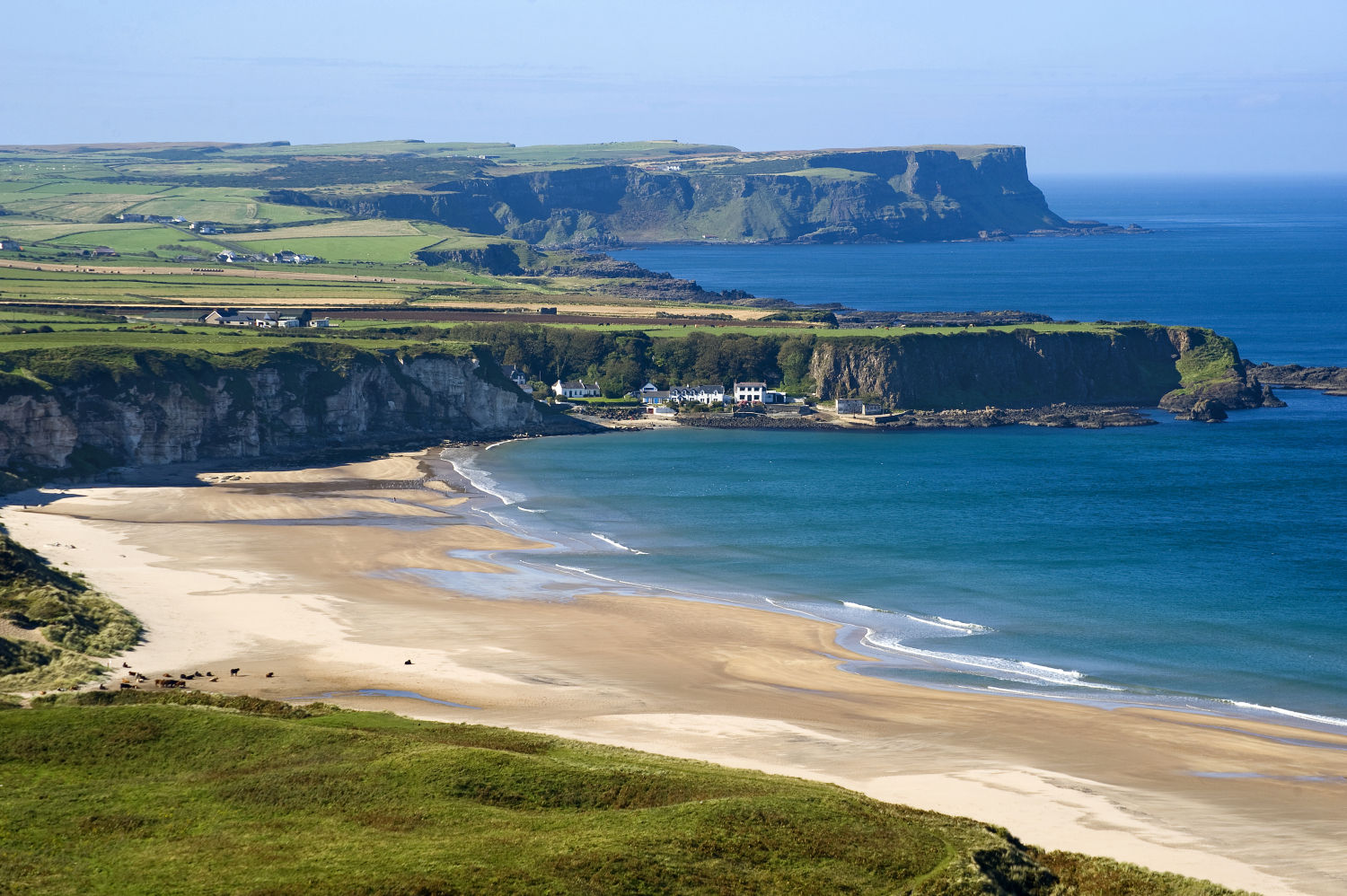 BAHÍA DE WHITE (Antrim, Irlanda del Norte). Es un lugar imprescindible en la ‘Wild Atlantic Way’ y, aunque las corrientes no recomiendan el baño, vale la pena pasear por sus paredes rocosas, acercarse hasta el pueblo de Ballintoy y cruzar el puente de cuerda de Carrick-a-Rede