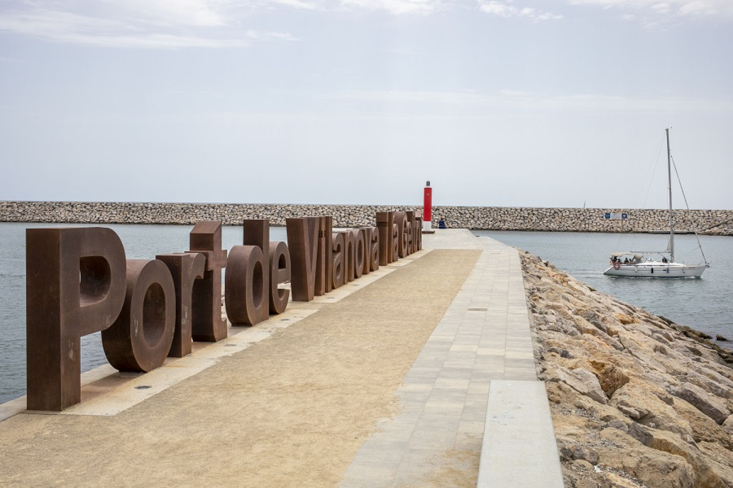 Máxima expectación en Vilanova i la Geltrú para disfrutar de los barcos más rápidos de la historia