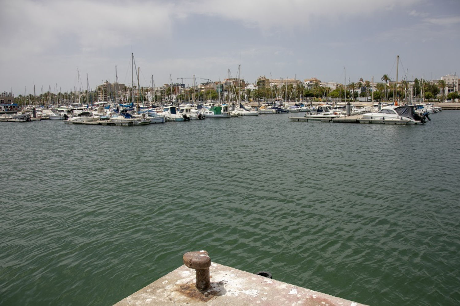 Máxima expectación en Vilanova i la Geltrú para disfrutar de los barcos más rápidos de la historia