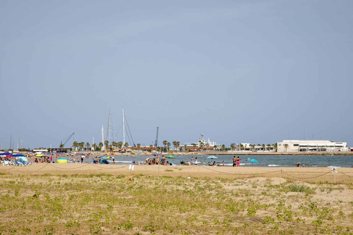 Máxima expectación en Vilanova i la Geltrú para disfrutar de los barcos más rápidos de la historia
