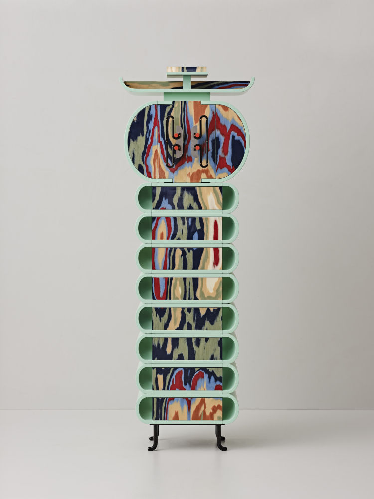 Fascinada por la conexión que los objetos establecen con sus usuarios, Bethan Laura Wood refleja su personalidad en proyectos ricos en estratificaciones simbólicas y materiales. Maderas laminadas,vidrio, aluminio y acetato generan patrones caleidoscópicos con referencias a culturas de diferentes países, como Japón o México