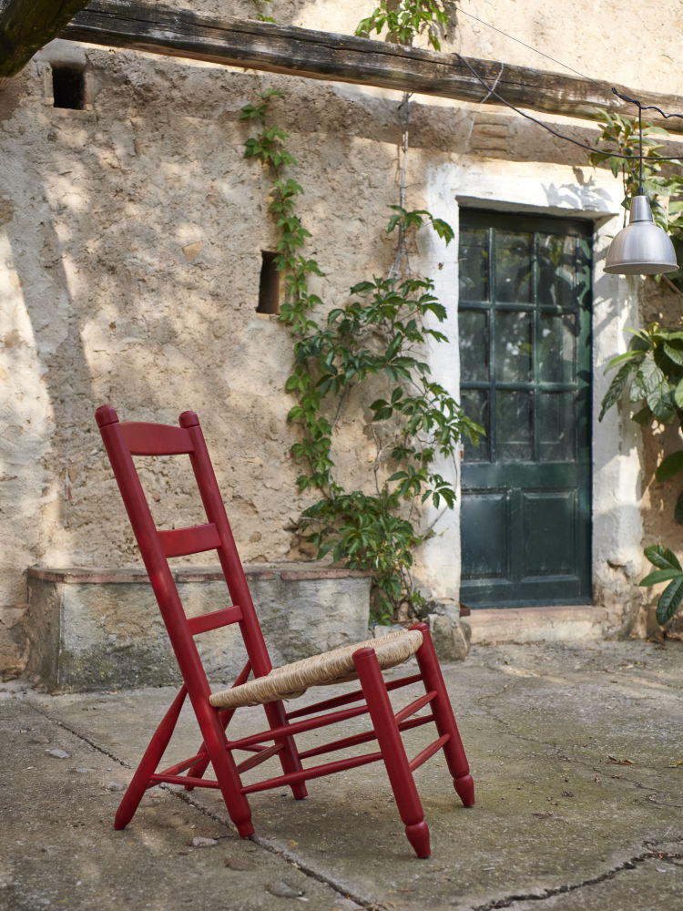 La silla de seis patas es una siento pensado para el descanso mediterráneo, ya que permite reclinarse sin forzar la estructura.Tiene su origen a finales del siglo XIX como variante de las sillas de enea y su uso se difundió durante el noucentisme en las segundas residencias.A Dalí le fascinaban, y tenía una decena de ellas en su casa de Portlligat. Ahora los diseñadores Alex March yJuan Pavón recuperan con Galarina la llamada silla catalana, en tres tonalidades de madera y de factura totalmente artesanal