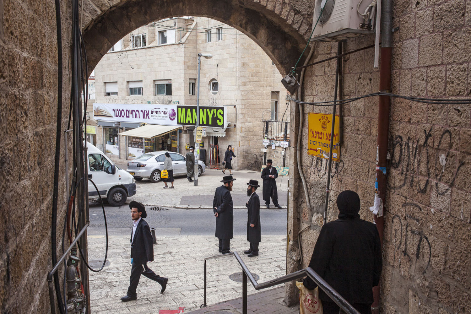 Barrio ortodoxo de Mea Shearim, habitado por la comunidad haredi y otras sectas que configuran un espacio único. Sus calles en ocasiones rozan el caos, aquí todo el mundo tiene la cabeza puesta en la Torá