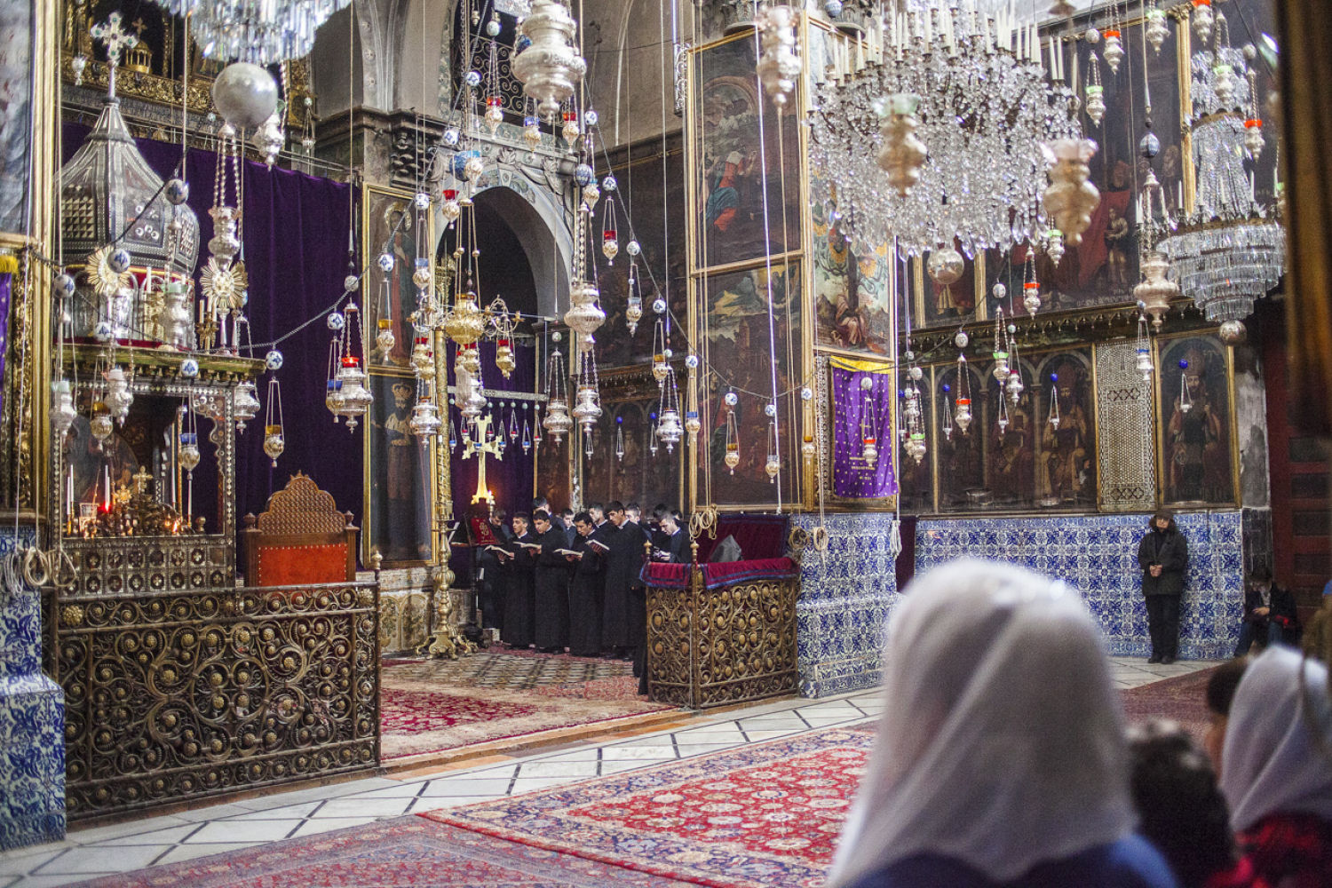 La catedral de los Santiagos. Se llama así porque alberga parte de los cuerpos de Santiago el Menor y de Santiago el Mayor (patrón de España). Es el templo principal del barrio armenio de Jerusalén, que ocupa una sexta parte de la vieja ciudad amurallada
