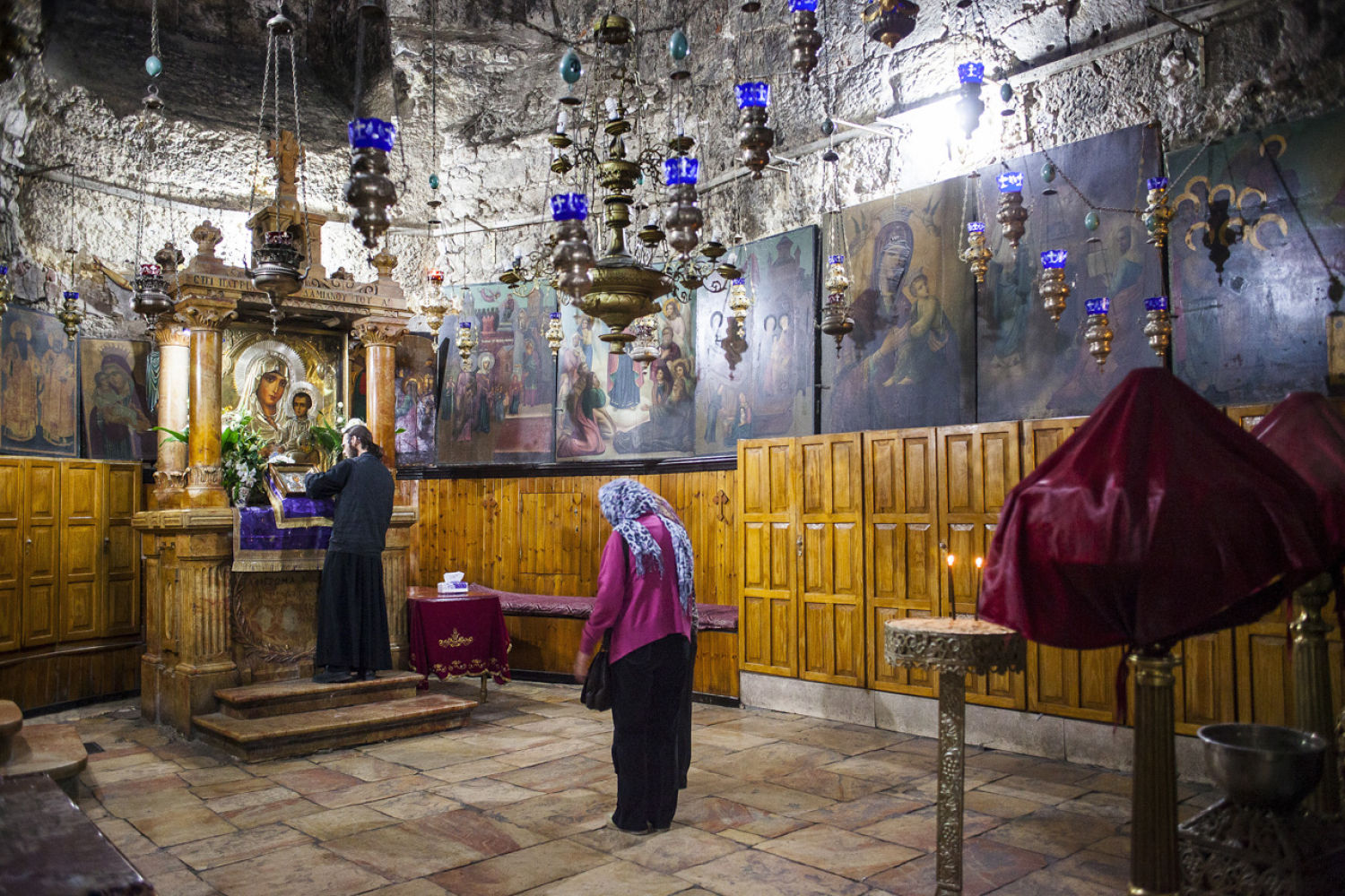 La tumba de la Virgen es un espacio de recogimiento muy místico y modesto, que perturba hasta el viajero más ateo. Una gran escalera en penumbra lleva hasta el fondo del templo, donde unos sacerdotes ortodoxos custodian el sepulcro de María