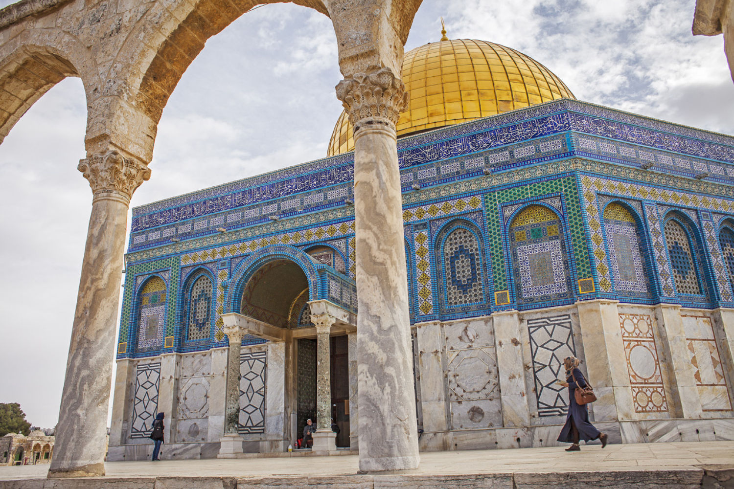 En la Explanada de las Mezquitas, donde sueñan los judíos con levantar el tercer templo, se alza la cúpula de la Roca, obra cumbre del arte musulmán, donde Abraham preparó el sacrificio de su hijo, y donde el profeta Mahoma ascendió a los cielos