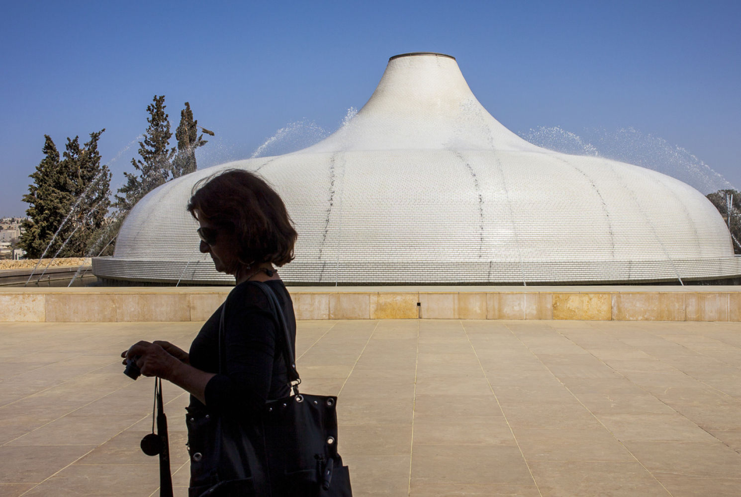 Museo de Israel. Muestra desde colecciones arqueológicas milenarias, hasta el arte contemporáneo más reciente de artistas muy prestigiosos como Anish Kapoor o Fernando Botero. La cúpula de la imagen alberga en su interior los manuscritos del mar Muerto