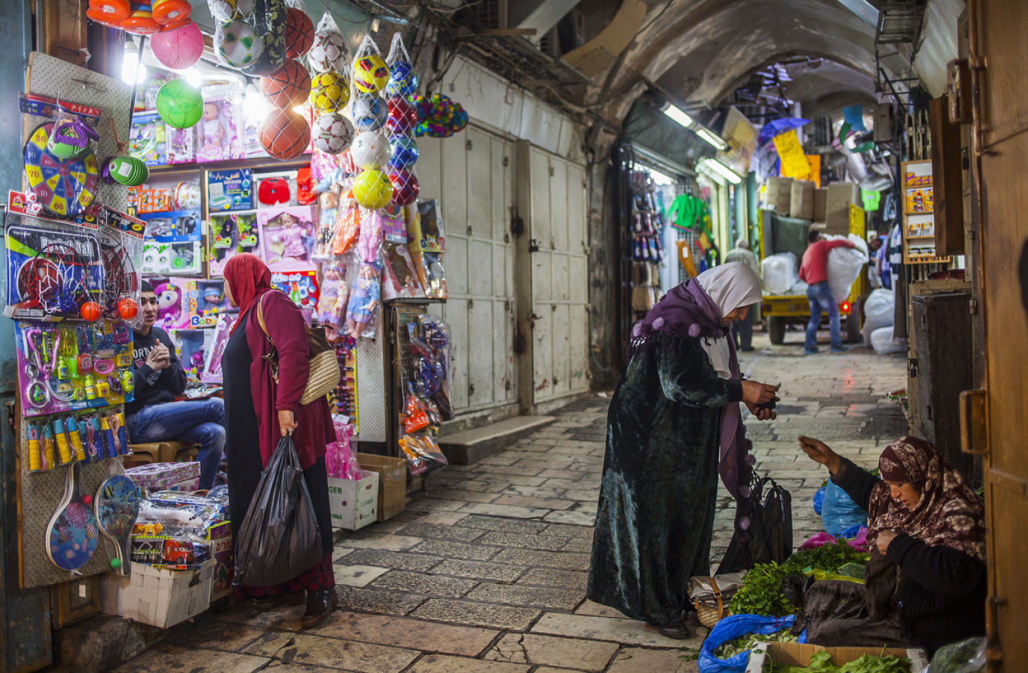 Calle en el barrio musulmán. Es uno de los 4 barrios que alberga la ciudad vieja intramuros. En sus calles la vida cotidiana fluye con intensidad. Zocos abigarrados de mercancías y mercados de alimentación brindan un espectáculo visual muy atractivo