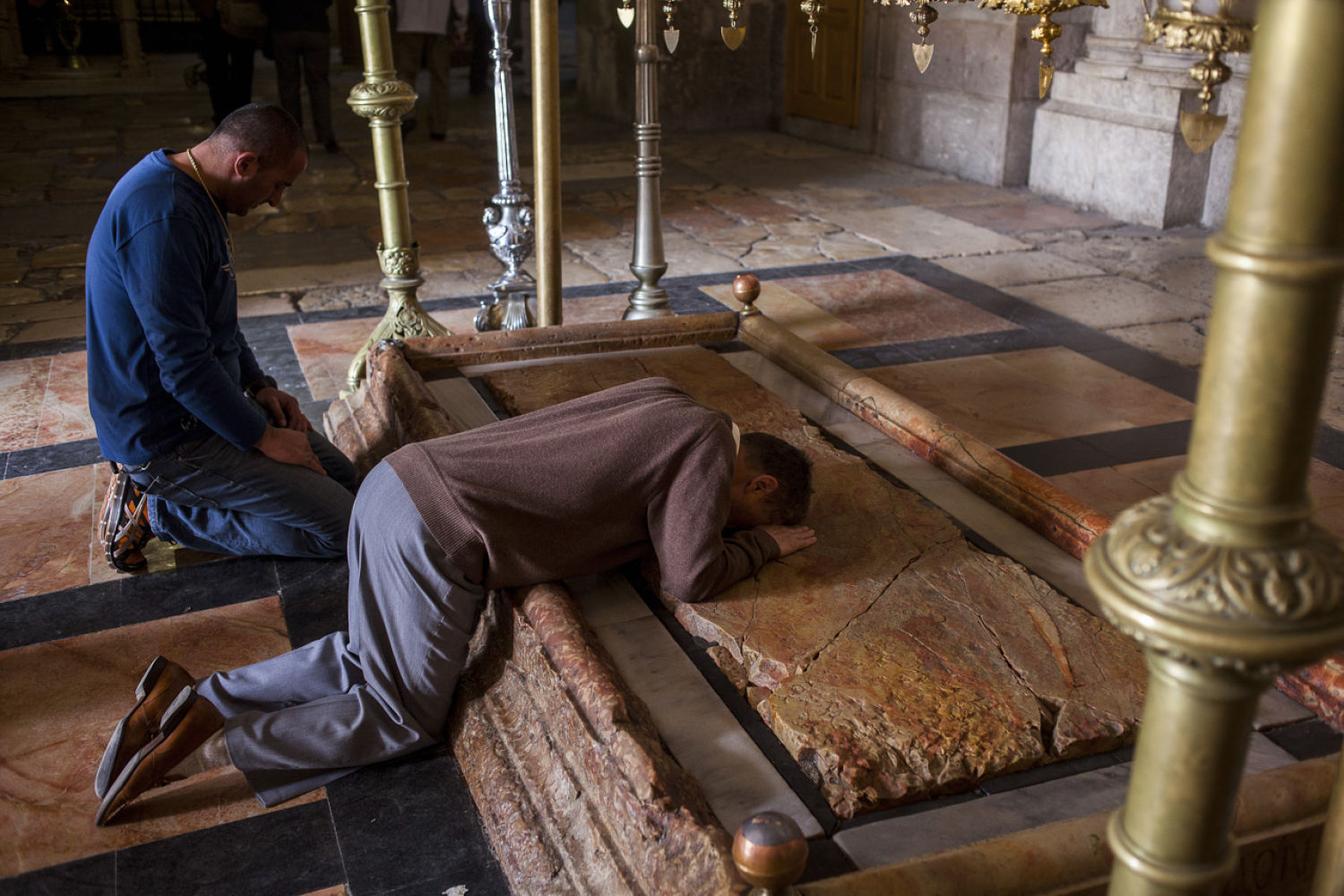 Iglesia del Santo Sepulcro, erigida en el lugar donde se produjo la crucifixión, el entierro y la resurrección de Cristo, donde los peregrinos se abalanzan sobre la piedra de la unción que muestra la imagen en la que Jesucristo fue lavado y amortajado