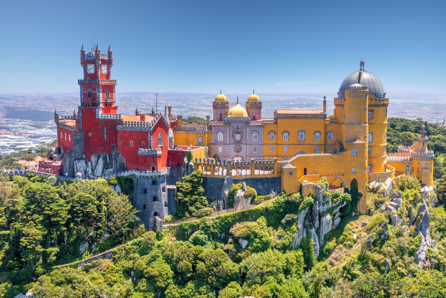 SINTRA. Declarada patrimonio de la Unesco, es una localidad de cuento de hadas en la que la elegancia, la excentricidad y la cultura van de la mano. Se encuentra a 30 km de Lisboa, y entre sus perlas destaca el palacio da Pena, lugar de verano de la corte