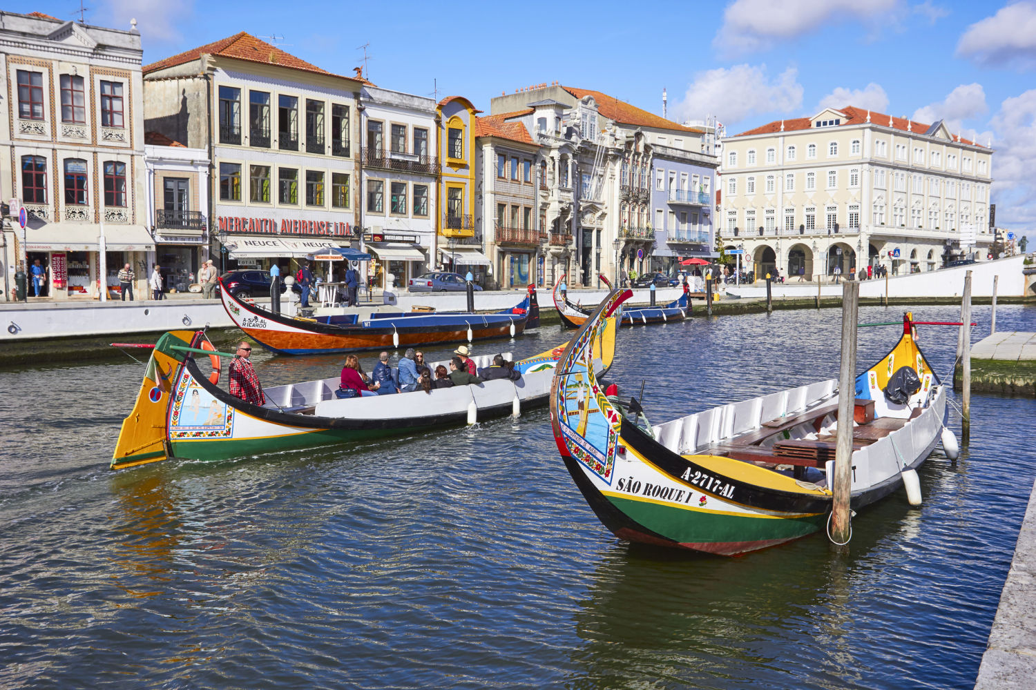 AVEIRO. Los canales que atraviesan el casco histórico le han valido el sobrenombre de la Venecia portuguesa. El barrio Beira Mar, junto a sus antiguas casitas de madera de colores y sus espléndidas y largas playas de arena fina, son sus grandes atractivos