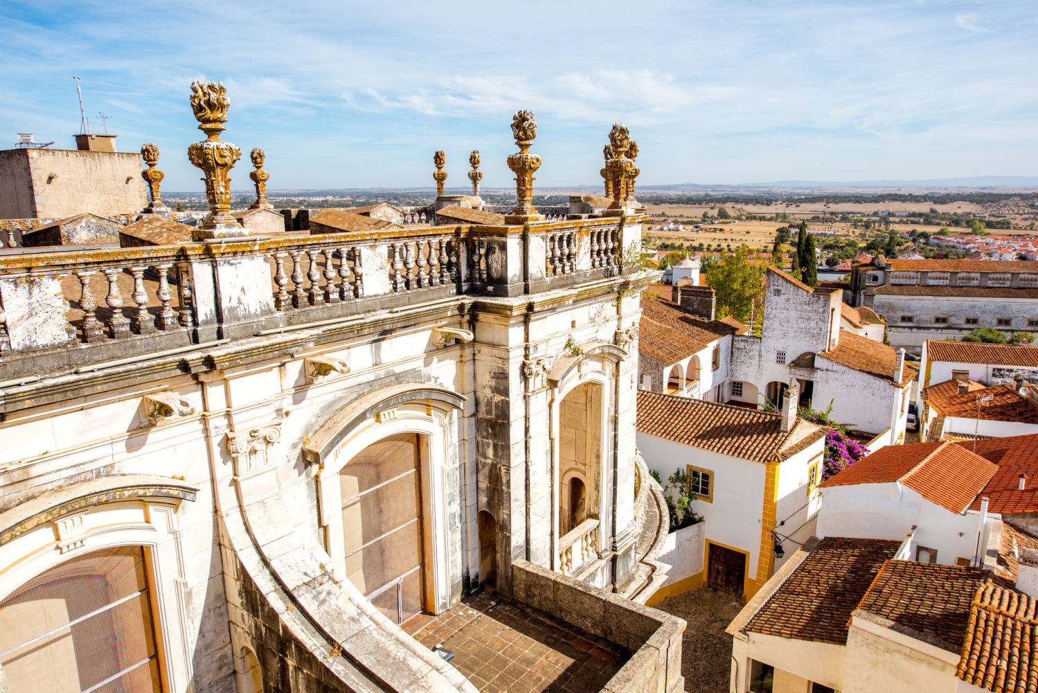 ÉVORA. La capital del Alentejo es una de las urbes más bellas del país. Fue en su día residencia real, posee un incomparable conjunto urbano representativo de los siglos XVI a XVIII. Cuenta además con murallas romanas, árabes y musulmanas y un acueducto