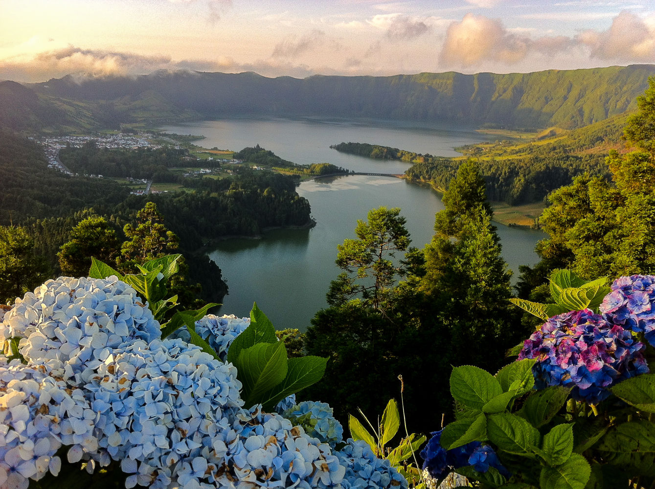 AZORES. Situado a 1.500 km al oeste del continente, este archipiélago de paisajes volcánicos y naturaleza casi salvaje fascina por su belleza. Sao Miguel, la isla más grande, se ha convertido en un destacado destino de turismo activo