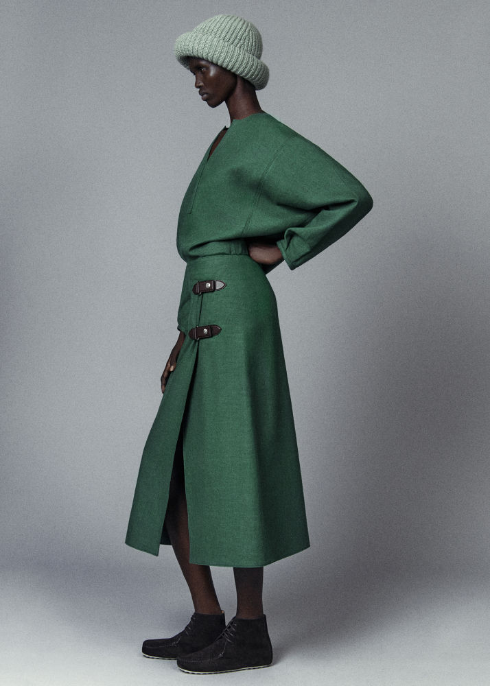 Loro Piana lanza una línea de producción controlada: el cachemir cardado teje una colección cápsula que cuenta con básicos de calidad para la época de frío. Jerséis en tonos verdes y colores naturales, vestidos y faldas para crear total looks de lujo