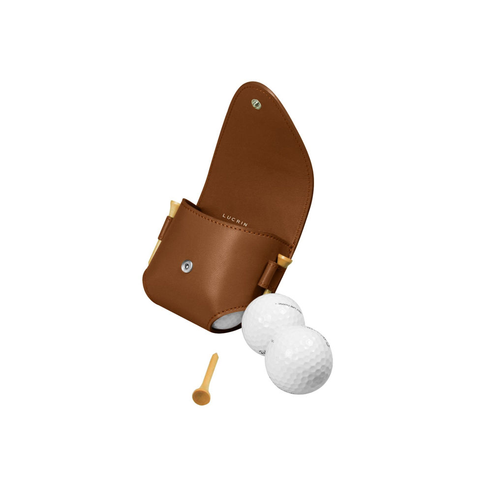 De la firma suiza Lucrin, que destaca por un diseño de líneas depuradas, este estuche, que se coloca en la cintura, permite guardar y transportar cuatro pelotas de golf y cuatro 'tees' en sus lados
