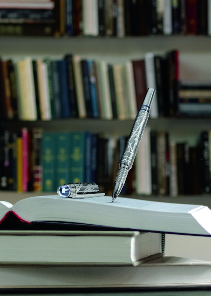 La nueva colección de artículos de escritura StarWalker SpaceBlue de Montblanc refleja las maravillas de nuestra galaxia con una estética única. El bolígrafo 'fineliner' tiene un diseño que recuerda las intrincadas estructuras del motivo Widmanstätten