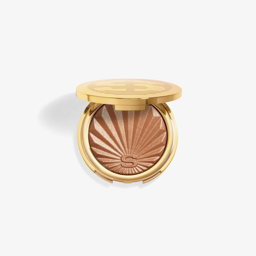 Polvera dorada con bronceador para prolongar el efecto verano. La fórmula de Phyto Touche Illusion d’Été, de Sisley, incluye un novedoso complejo alisador para que resulte aún más favorecedor. Se aplica en toda la cara o donde el sol incide naturalmente en la
piel, como los pómulos o la nariz