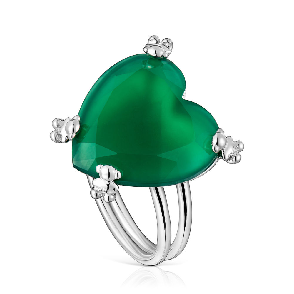 Si Gaudí se erigió como símbolo de transgresión con ss piezas mobiliarias, Tous ha querido modernizar sus joyas con modelos como un anillo corazón de plata y calcedonia tratada