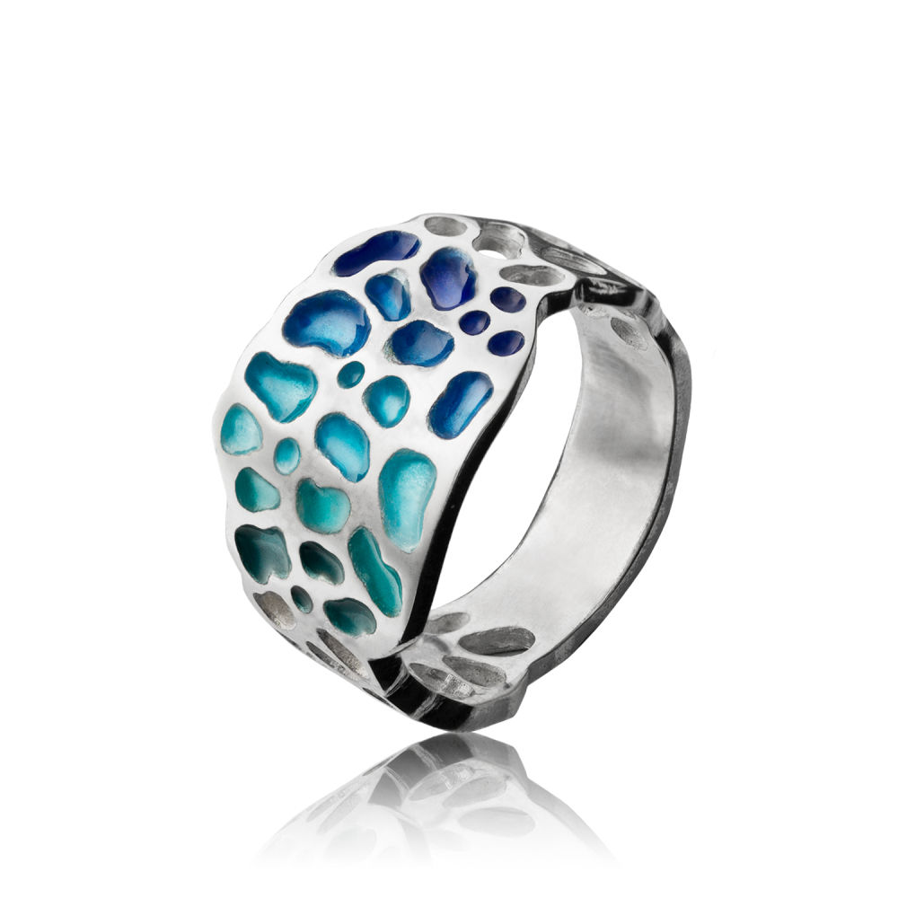 Una joya artesanal que evoca a las formas de la Pedrera. Una oda al modernismo en plata y esmalte