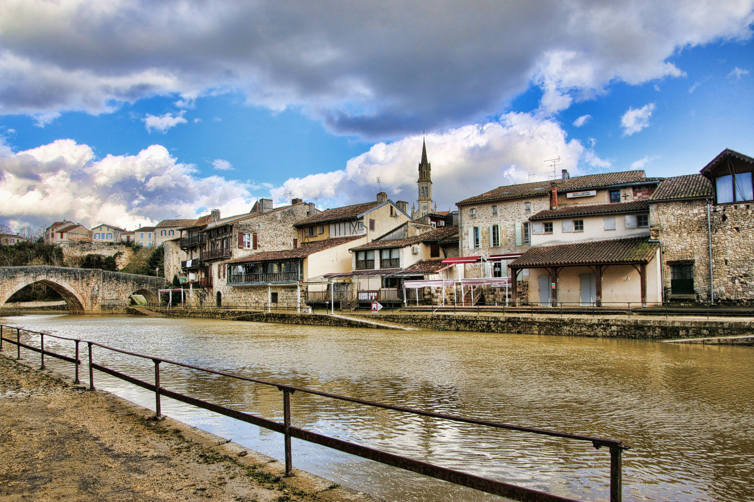 Nérac es una encantadora ciudad histórica atravesada por el río La Baïse. Fue el antiguo feudo de los señores de Albret, y más tarde la residencia del rey Enrique IV y de la reina Margot, del que todavía se conserva el castillo que,  actualmente, se ha convertido en un museo de la vida de la antigua corte. Es un placer pasear por el casco histórico renacentista repleto de calles estrechas y casas de piedra y entramado de madera, o por el imponente parque de la Garenne en la que la familia real cazaba. Otro monumento notable es la iglesia de San Nicolás, una gran iglesia con una fachada de estilo barroco construida en el siglo XVII, y el Ayuntamiento, el edificio más antiguo de la ciudad